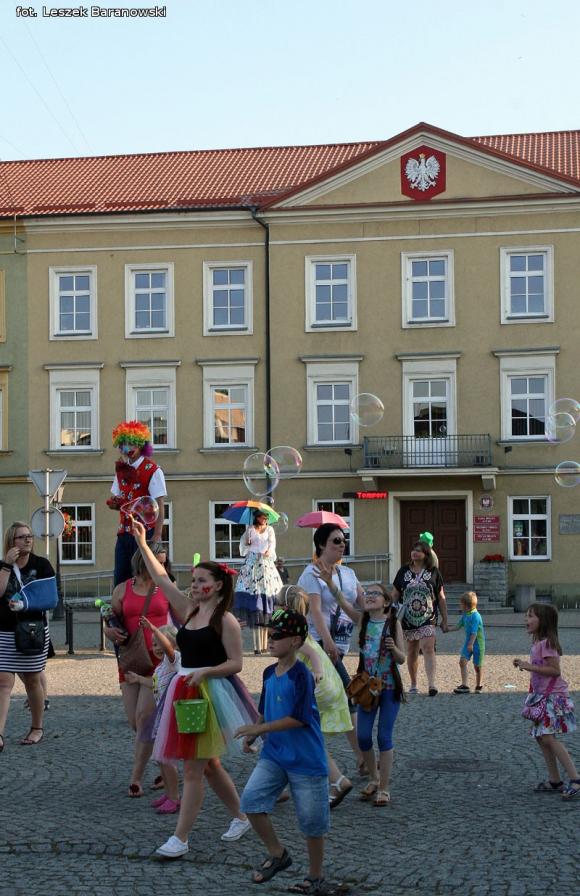 Mamo, mamo patrz, jaka duża pani z parasolką! Otwarcie Festiwalu Ognia w Kutnie