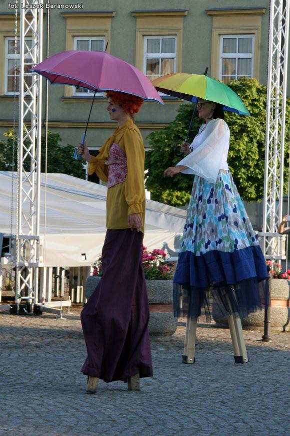 Mamo, mamo patrz, jaka duża pani z parasolką! Otwarcie Festiwalu Ognia w Kutnie