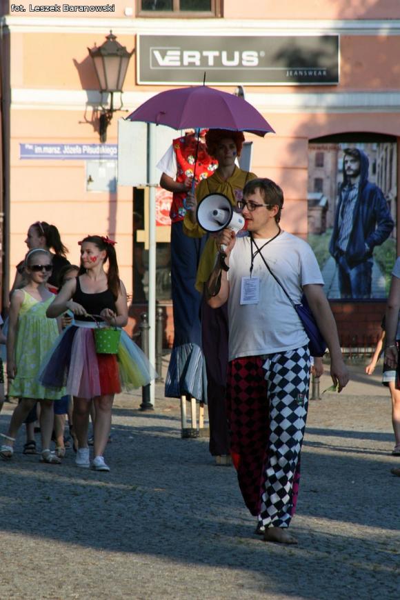 Mamo, mamo patrz, jaka duża pani z parasolką! Otwarcie Festiwalu Ognia w Kutnie