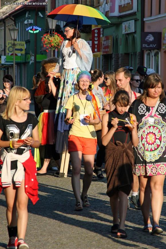 Mamo, mamo patrz, jaka duża pani z parasolką! Otwarcie Festiwalu Ognia w Kutnie