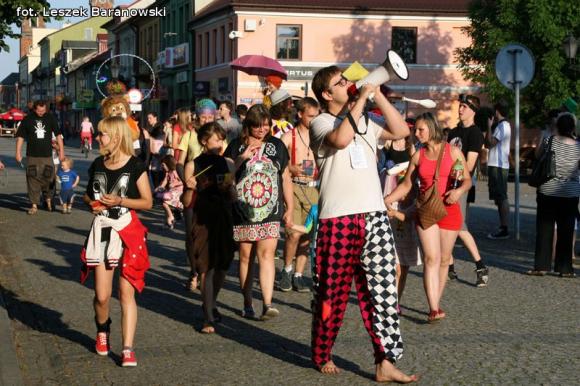 Mamo, mamo patrz, jaka duża pani z parasolką! Otwarcie Festiwalu Ognia w Kutnie
