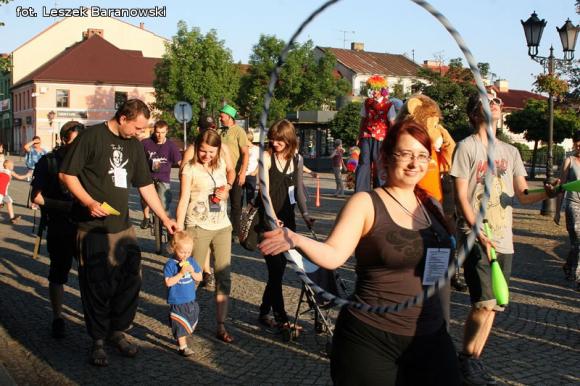 Mamo, mamo patrz, jaka duża pani z parasolką! Otwarcie Festiwalu Ognia w Kutnie