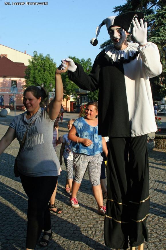 Mamo, mamo patrz, jaka duża pani z parasolką! Otwarcie Festiwalu Ognia w Kutnie