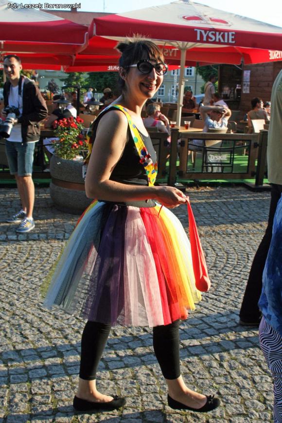 Mamo, mamo patrz, jaka duża pani z parasolką! Otwarcie Festiwalu Ognia w Kutnie