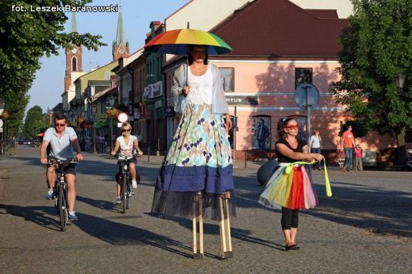Mamo, mamo patrz, jaka duża pani z parasolką! Otwarcie Festiwalu Ognia w Kutnie