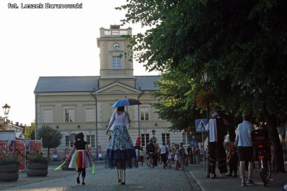 Mamo, mamo patrz, jaka duża pani z parasolką! Otwarcie Festiwalu Ognia w Kutnie