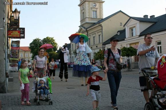 Mamo, mamo patrz, jaka duża pani z parasolką! Otwarcie Festiwalu Ognia w Kutnie