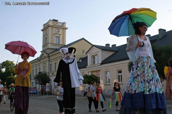 Mamo, mamo patrz, jaka duża pani z parasolką! Otwarcie Festiwalu Ognia w Kutnie