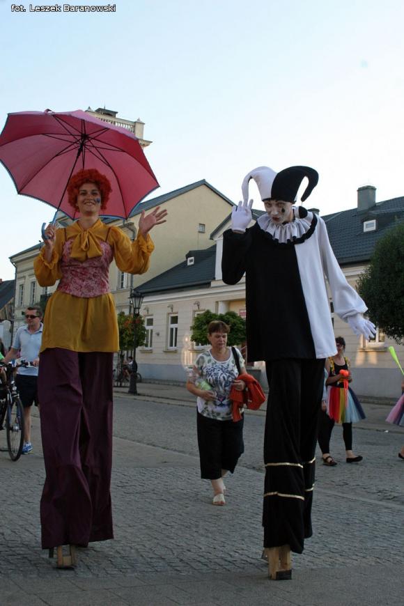 Mamo, mamo patrz, jaka duża pani z parasolką! Otwarcie Festiwalu Ognia w Kutnie