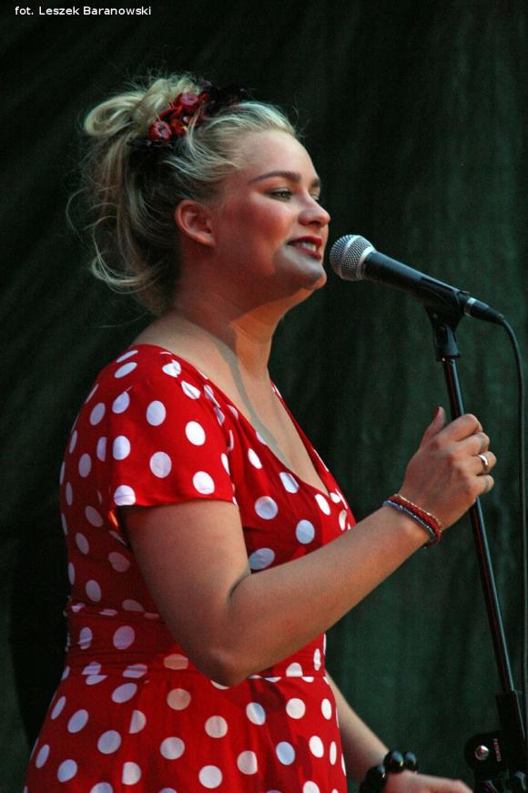 Mamo, mamo patrz, jaka duża pani z parasolką! Otwarcie Festiwalu Ognia w Kutnie