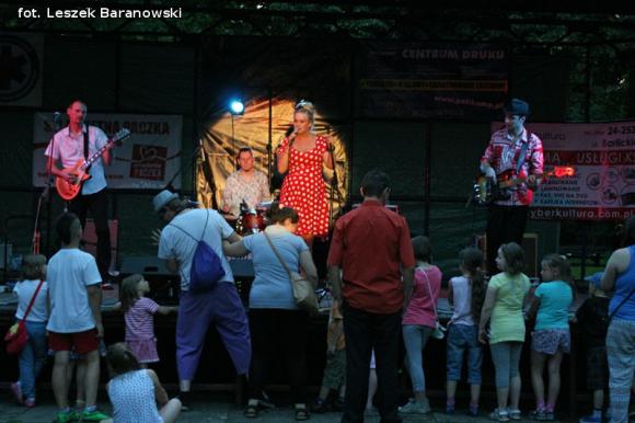 Mamo, mamo patrz, jaka duża pani z parasolką! Otwarcie Festiwalu Ognia w Kutnie