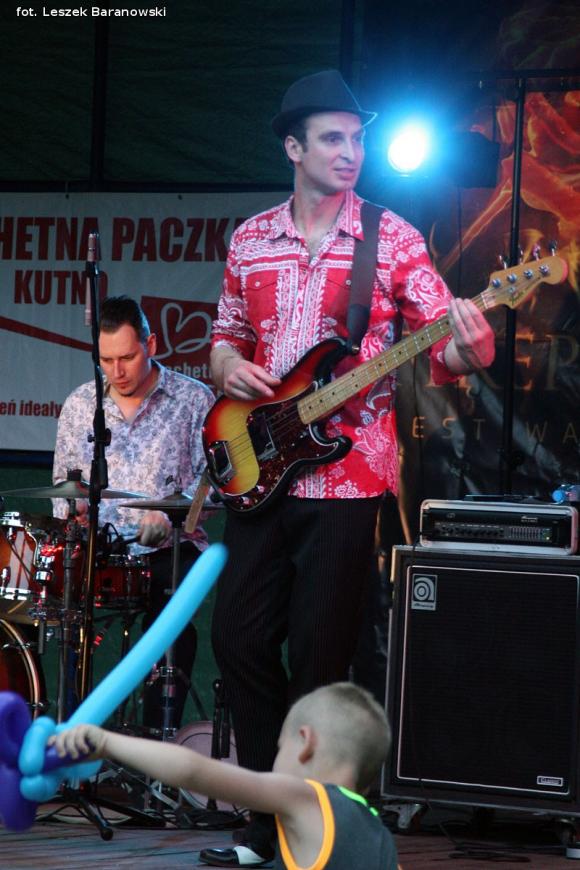 Mamo, mamo patrz, jaka duża pani z parasolką! Otwarcie Festiwalu Ognia w Kutnie