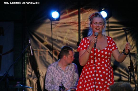 Mamo, mamo patrz, jaka duża pani z parasolką! Otwarcie Festiwalu Ognia w Kutnie