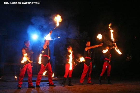 Mamo, mamo patrz, jaka duża pani z parasolką! Otwarcie Festiwalu Ognia w Kutnie