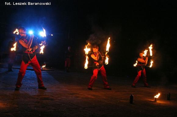 Mamo, mamo patrz, jaka duża pani z parasolką! Otwarcie Festiwalu Ognia w Kutnie
