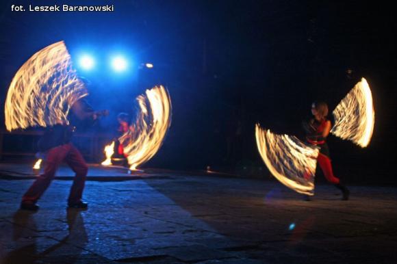 Mamo, mamo patrz, jaka duża pani z parasolką! Otwarcie Festiwalu Ognia w Kutnie