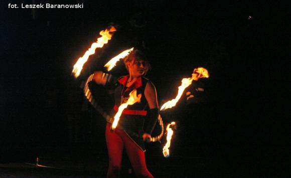 Mamo, mamo patrz, jaka duża pani z parasolką! Otwarcie Festiwalu Ognia w Kutnie