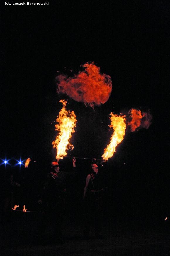 Mamo, mamo patrz, jaka duża pani z parasolką! Otwarcie Festiwalu Ognia w Kutnie