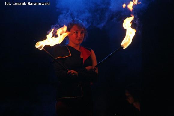 Mamo, mamo patrz, jaka duża pani z parasolką! Otwarcie Festiwalu Ognia w Kutnie