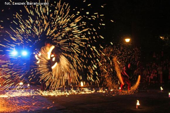 Mamo, mamo patrz, jaka duża pani z parasolką! Otwarcie Festiwalu Ognia w Kutnie