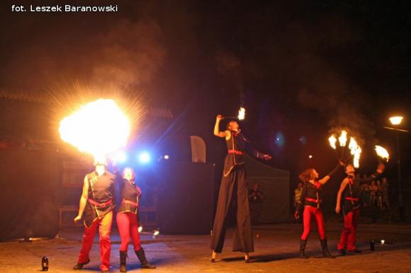 Mamo, mamo patrz, jaka duża pani z parasolką! Otwarcie Festiwalu Ognia w Kutnie