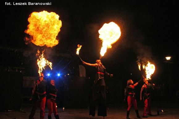 Mamo, mamo patrz, jaka duża pani z parasolką! Otwarcie Festiwalu Ognia w Kutnie