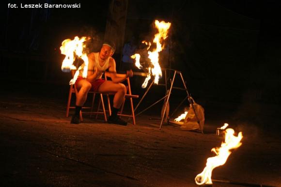 Mamo, mamo patrz, jaka duża pani z parasolką! Otwarcie Festiwalu Ognia w Kutnie