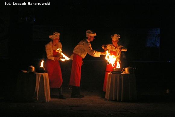 Mamo, mamo patrz, jaka duża pani z parasolką! Otwarcie Festiwalu Ognia w Kutnie