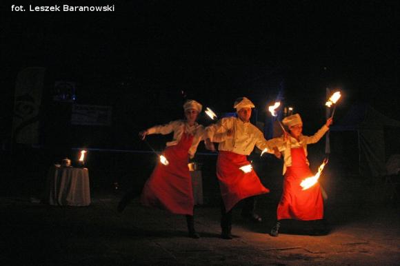 Mamo, mamo patrz, jaka duża pani z parasolką! Otwarcie Festiwalu Ognia w Kutnie