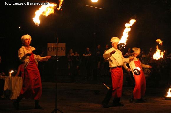 Mamo, mamo patrz, jaka duża pani z parasolką! Otwarcie Festiwalu Ognia w Kutnie