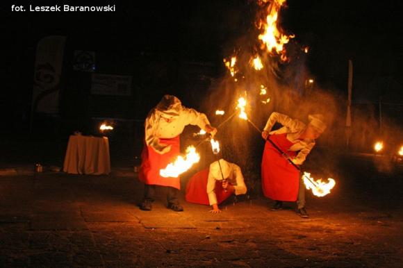 Mamo, mamo patrz, jaka duża pani z parasolką! Otwarcie Festiwalu Ognia w Kutnie