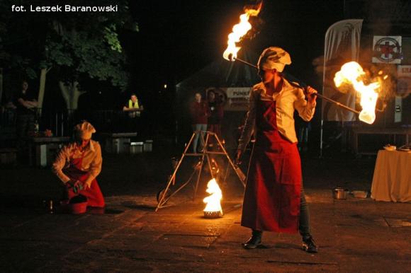 Mamo, mamo patrz, jaka duża pani z parasolką! Otwarcie Festiwalu Ognia w Kutnie
