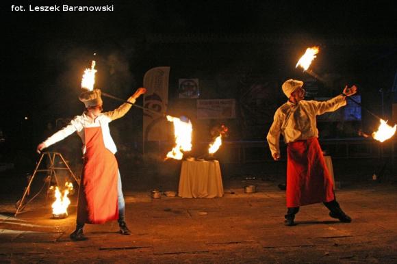 Mamo, mamo patrz, jaka duża pani z parasolką! Otwarcie Festiwalu Ognia w Kutnie