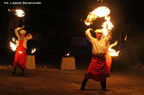 Mamo, mamo patrz, jaka duża pani z parasolką! Otwarcie Festiwalu Ognia w Kutnie