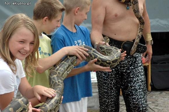 Lena, Aleksander i Kalif wiły się w rękach kutnian