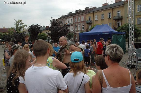 Lena, Aleksander i Kalif wiły się w rękach kutnian