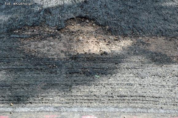 Czytelnicy pytają: Co z fuszerką na drodze w Gołębiewie Starym?