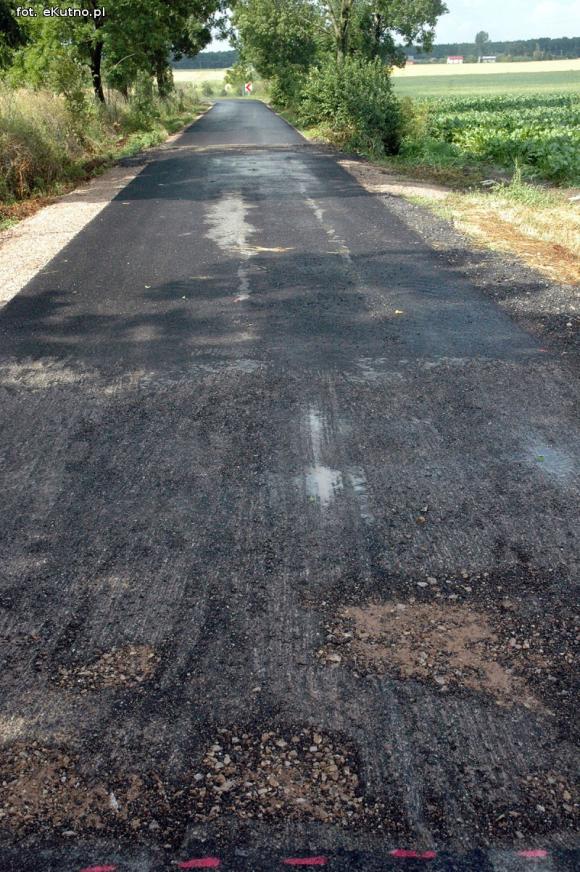 Czytelnicy pytają: Co z fuszerką na drodze w Gołębiewie Starym?