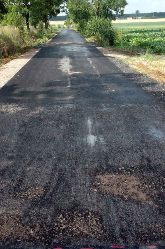 Czytelnicy pytają: Co z fuszerką na drodze w Gołębiewie Starym?