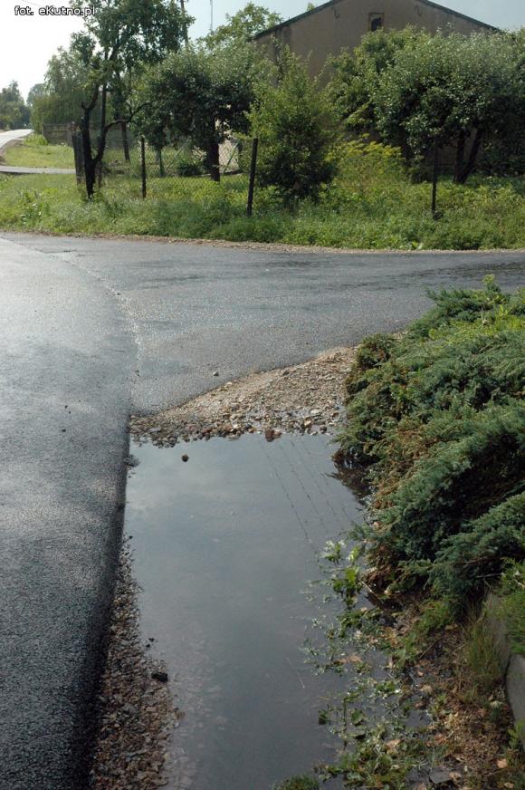 Czytelnicy pytają: Co z fuszerką na drodze w Gołębiewie Starym?