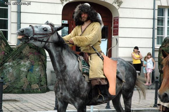 Piąta Odyseja Historyczna otwarta pod zachmurzonym kutnowskim niebem