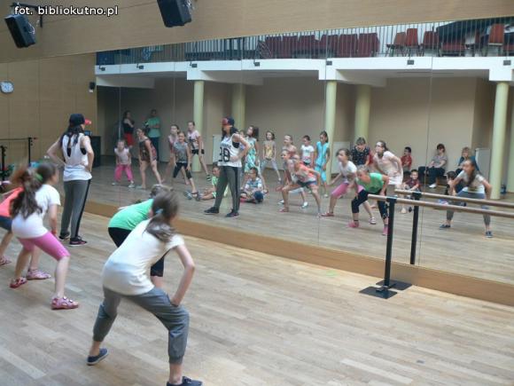 Nie tylko taniec nowoczesny na wakacjach w bibliotece
