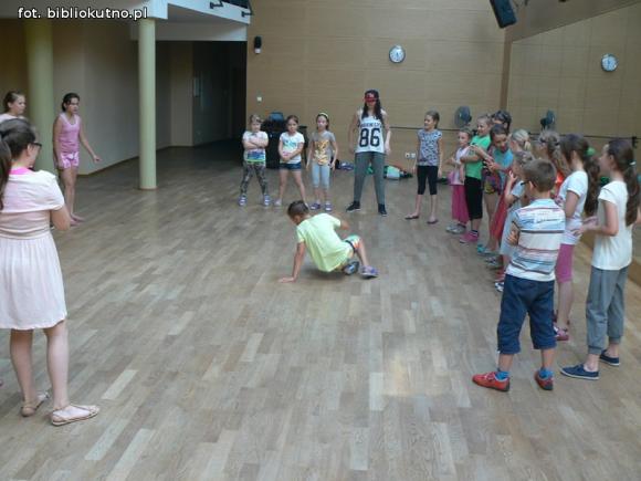 Nie tylko taniec nowoczesny na wakacjach w bibliotece