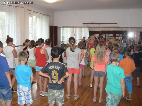 Nie tylko taniec nowoczesny na wakacjach w bibliotece