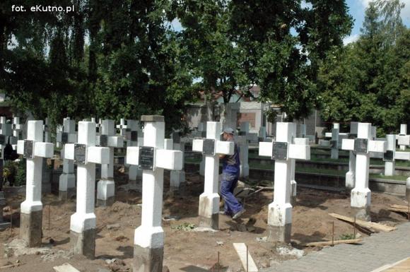 Renowacje wojskowych grobów na kutnowskim cmentarzu