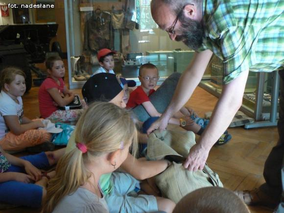 Wycieczkowy tydzień Wakacji w Bibliotece. Kiedy dziadkowie byli dziećmi