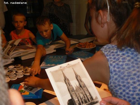 Wycieczkowy tydzień Wakacji w Bibliotece. Kiedy dziadkowie byli dziećmi