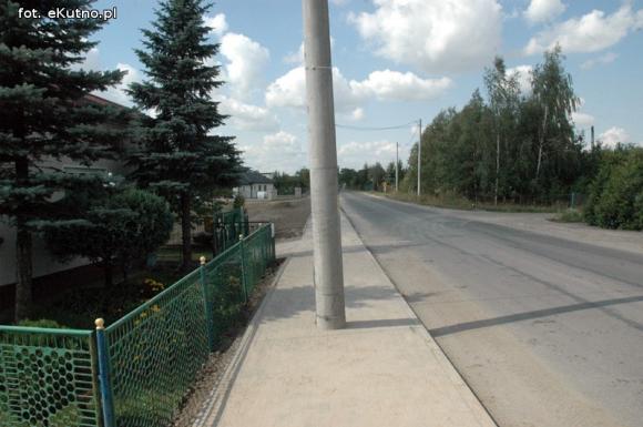 Czytelnicy piszą: Inwestycje po kutnowsku. Nowy chodnik z drzewem