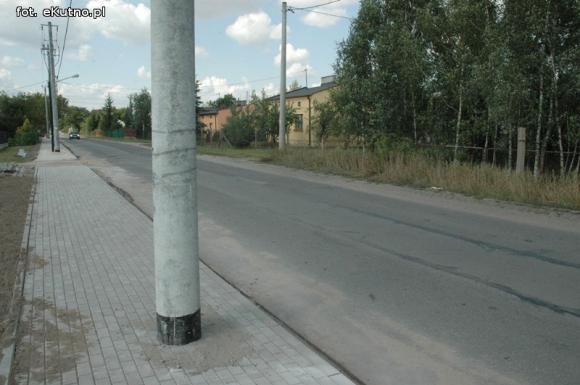 Czytelnicy piszą: Inwestycje po kutnowsku. Nowy chodnik z drzewem