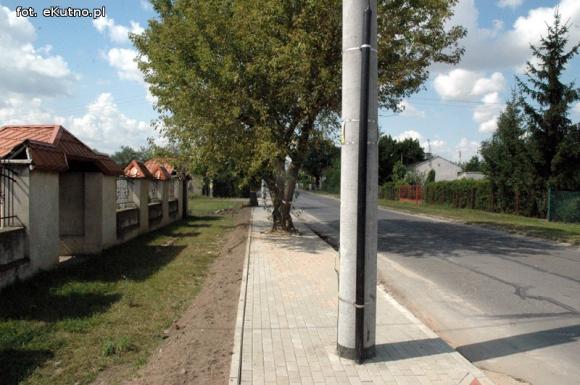Czytelnicy piszą: Inwestycje po kutnowsku. Nowy chodnik z drzewem